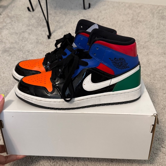 Women’s Air Jordan 1 Mid SE - Picture 1 of 10